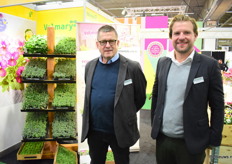 Lex Hubers en Stefan Heufs van Volmary bij de 5,7cm pluggen voor vaste planten, de Powerline. Doordat de klant een kortere teeltduur heeft kan er worden bespaard op energie en kosten.